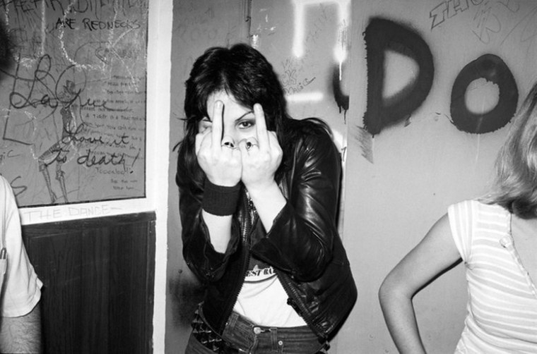 Joan-Jett-Flips-Me-The-Finger-brad_elterman-777x514