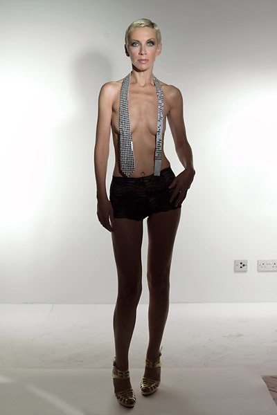 Gallery-Annie-Lennox-Bare-Era-Photographs-49